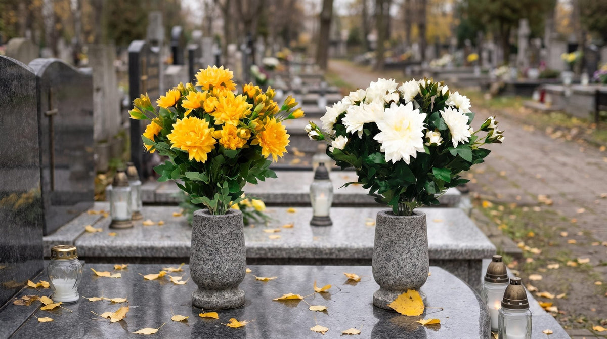 Biała i żółta sztuczna chryzantema 40 cm w granitowych wazonach na grobie, jesień na cmentarzu