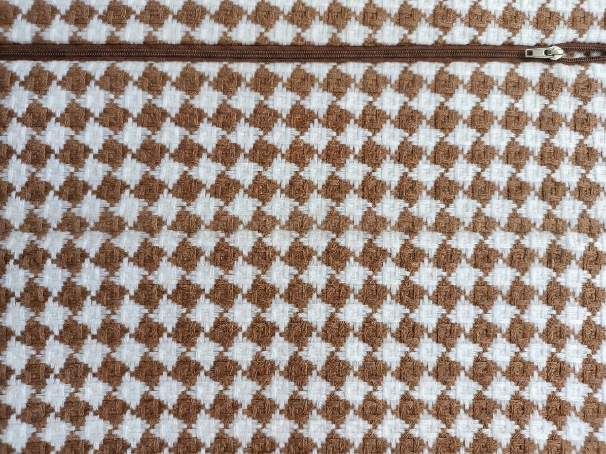 Elegancka Poszewka Dekoracyjna 43x43 cm – Tkana Pepitka 3D (Karmelowy / Brąz / Biel)