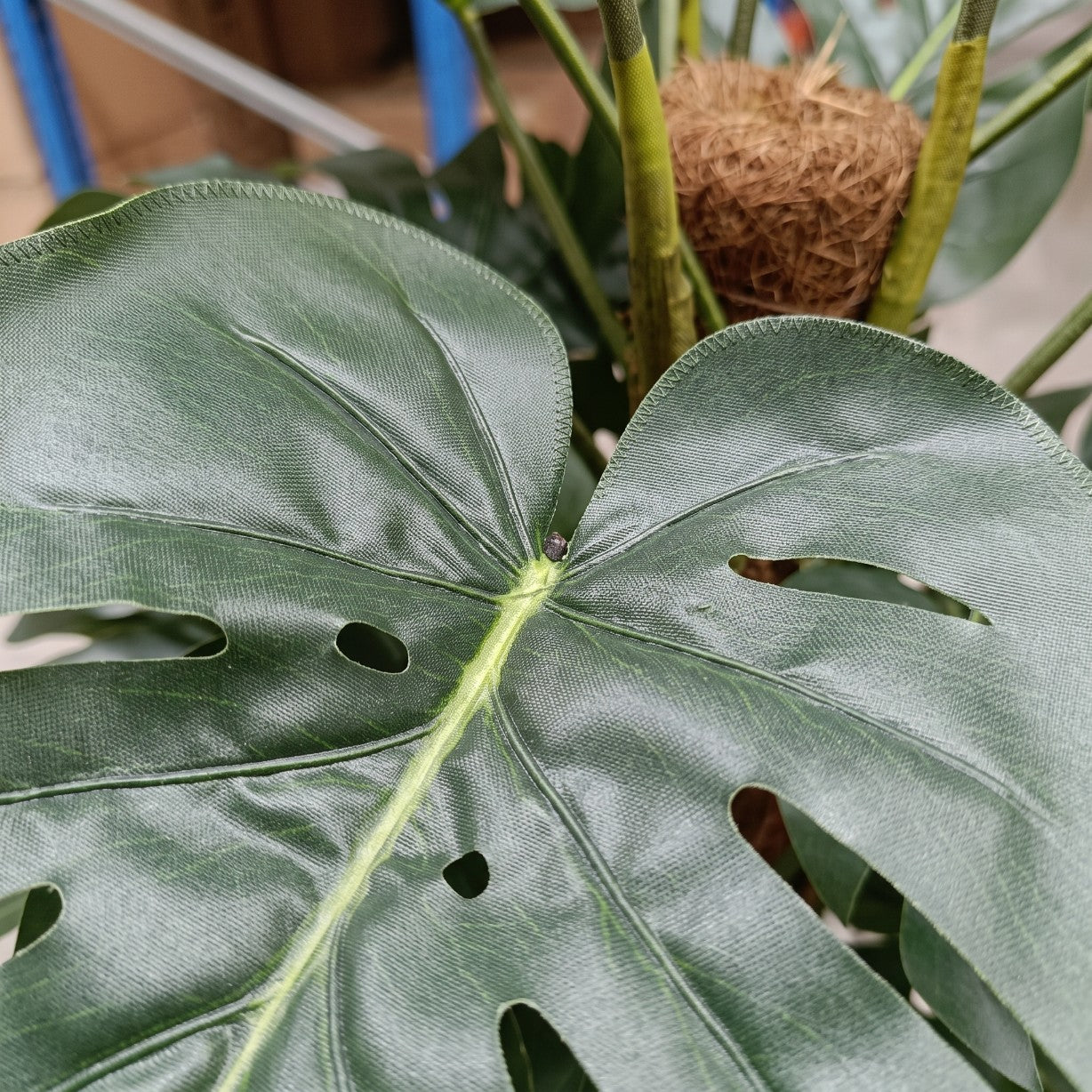 Duża sztuczna monstera w doniczce 110 cm na słupku kokosowym do salonu i biura