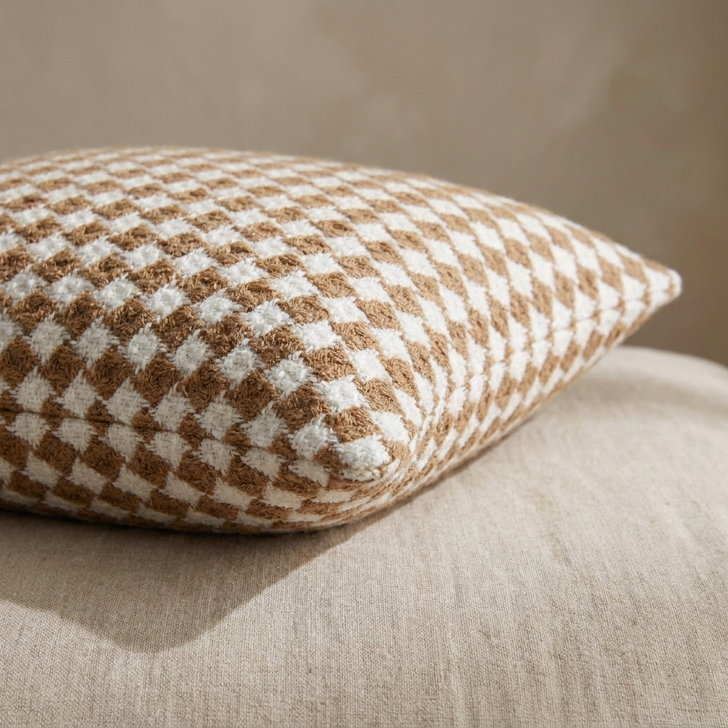 Elegancka Poszewka Dekoracyjna 43x43 cm – Tkana Pepitka 3D (Karmelowy / Brąz / Biel)