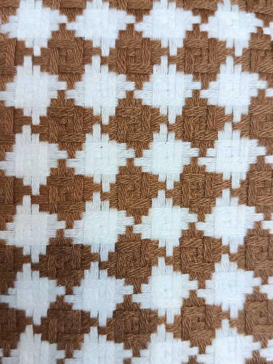 Elegancka Poszewka Dekoracyjna 43x43 cm – Tkana Pepitka 3D (Karmelowy / Brąz / Biel)