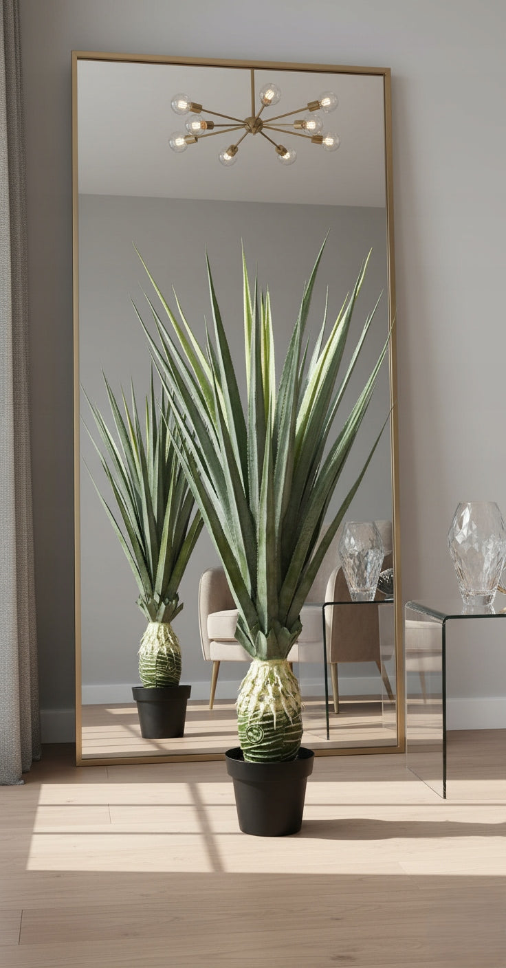 Sztuczna roślina Aloe 120 cm w doniczce, duże zielone liście, przed lustrem w nowoczesnym salonie