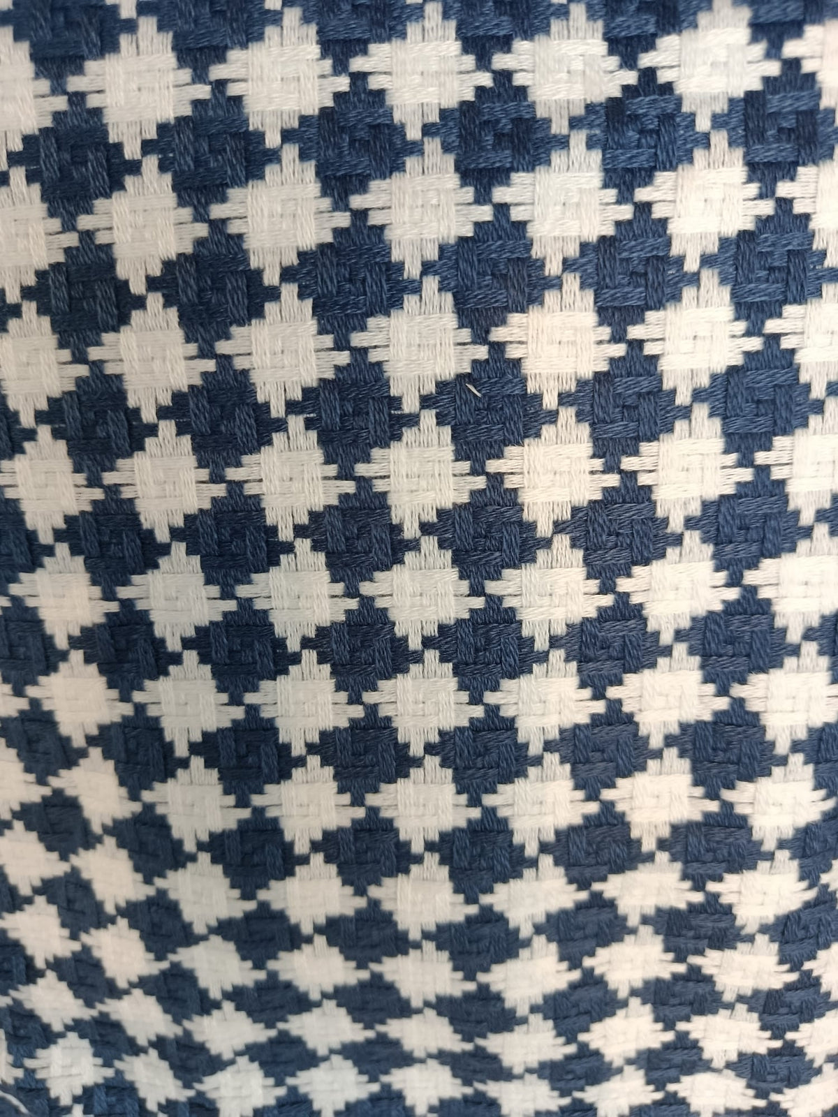 Elegancka Poszewka Dekoracyjna 43x43 cm – Tkana Pepitka 3D (Granatowy / Klasyczny Niebieski / Biel)