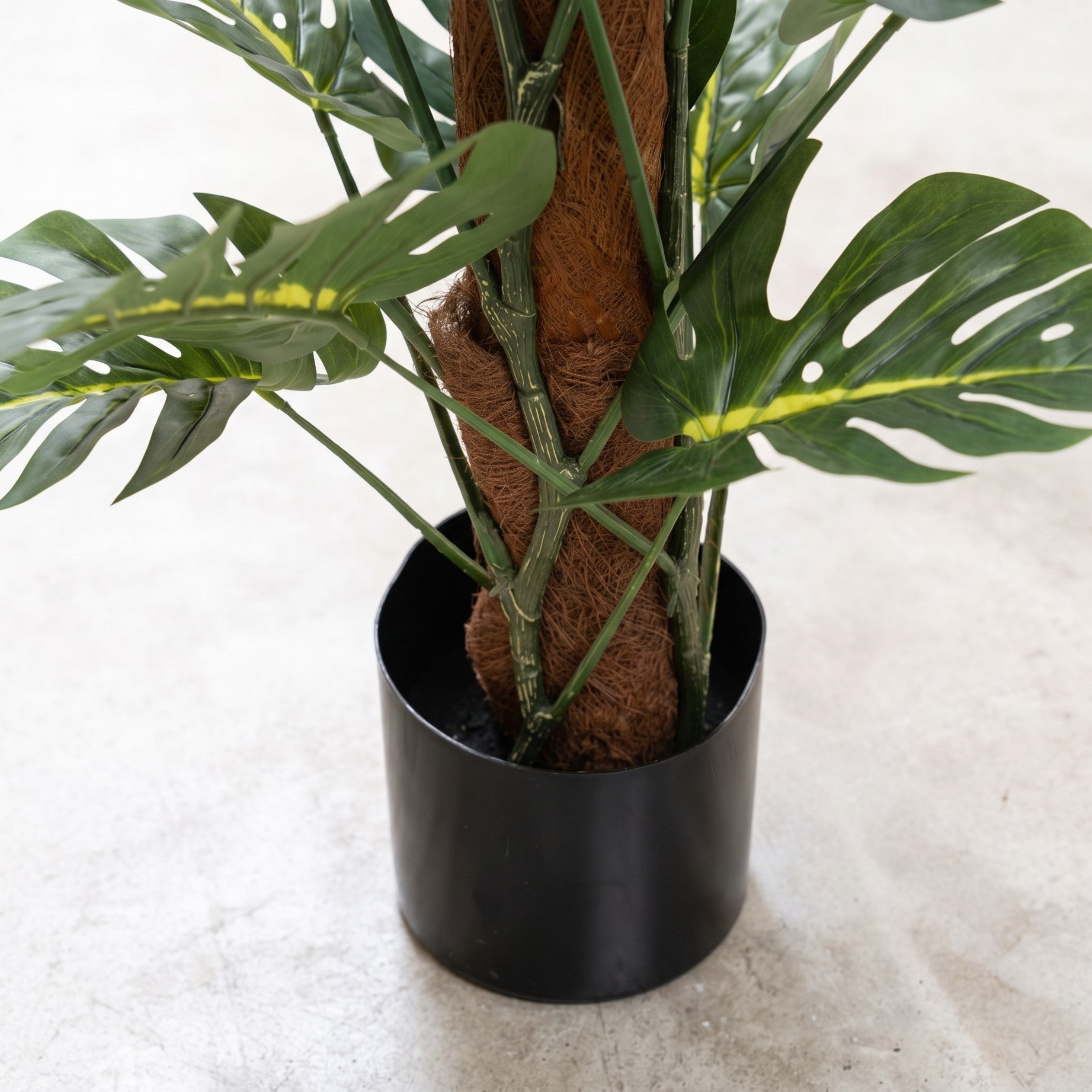 Duża sztuczna monstera w doniczce 110 cm na słupku kokosowym do salonu i biura